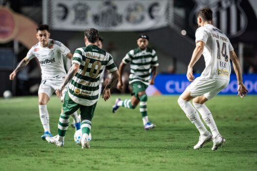 Santos e Coritiba empatam em jogo movimentado na Vila Belmiro