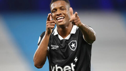 Danilo, do Botafogo, recebe oferta da Rússia, mas aguarda situações melhores