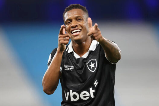 Danilo, do Botafogo, recebe oferta da Rússia, mas aguarda situações melhores