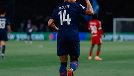 Com belos gols, PSG vence o Liverpool e abre vantagem na Champions