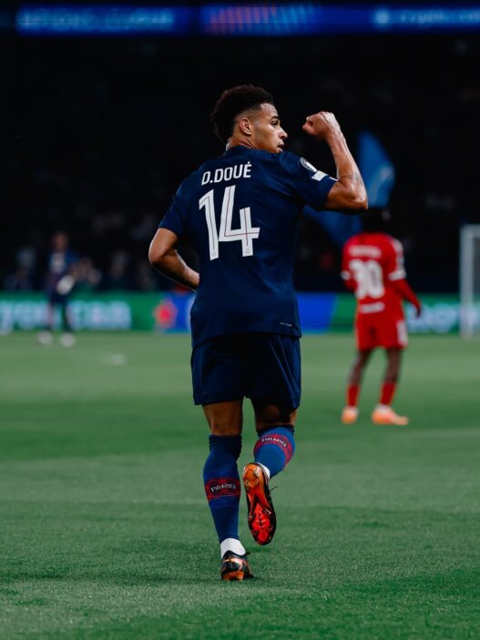 Com belos gols, PSG vence o Liverpool e abre vantagem na Champions