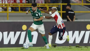 Palmeiras sofre, mas busca empate na estreia da Libertadores