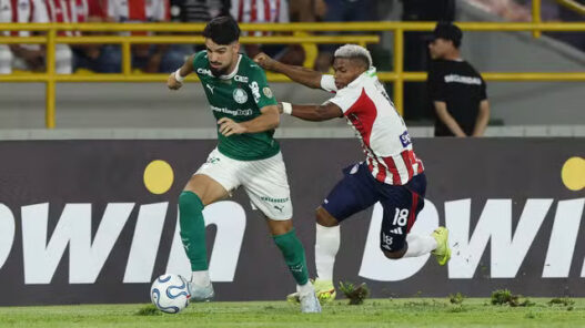 Palmeiras sofre, mas busca empate na estreia da Libertadores
