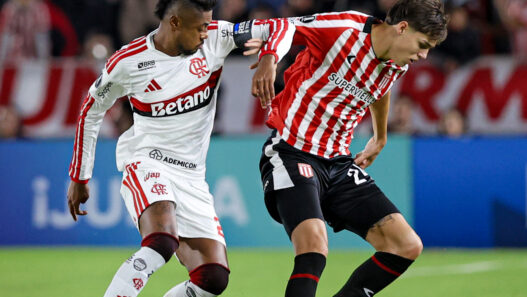 Em jogo de goleiros e muita reclamação com a arbitragem, Flamengo empata com o Estudiantes na Argentina