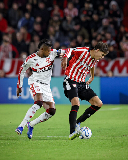 Em jogo de goleiros e muita reclamação com a arbitragem, Flamengo empata com o Estudiantes na Argentina