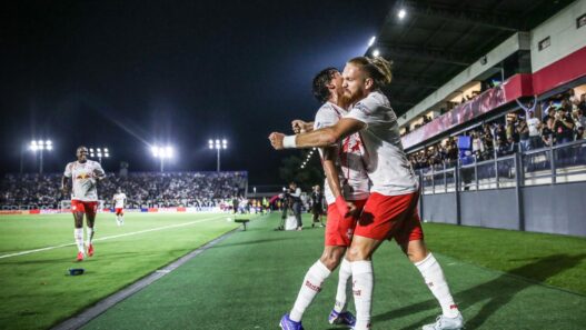 Bragantino detona o Flamengo, vence com facilidade e sobe na tabela do Brasileirão