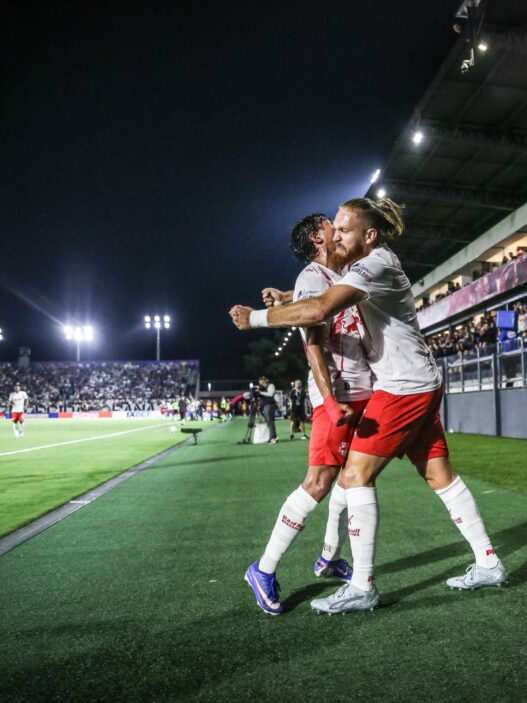 Bragantino detona o Flamengo, vence com facilidade e sobe na tabela do Brasileirão