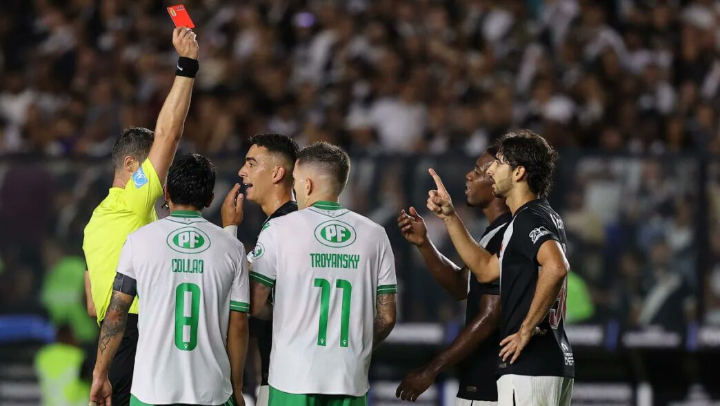 Vasco perde jogo polêmico, com expulsões em São Januário, e se complica na Copa Sul-Americana