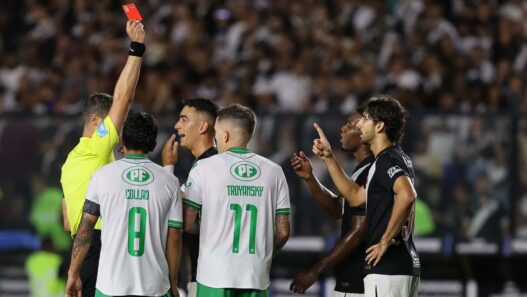 Vasco perde jogo polêmico, com expulsões em São Januário, e se complica na Copa Sul-Americana