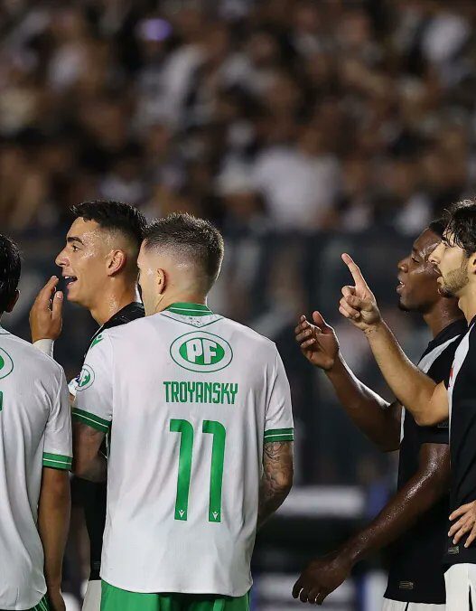 Vasco perde jogo polêmico, com expulsões em São Januário, e se complica na Copa Sul-Americana