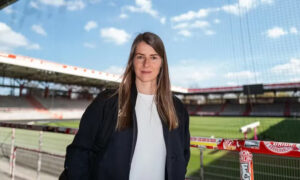 Marie-Louise Eta vai assumir como treinadora do Union Berlin até o final da temporada; é a primeira mulher nas principais ligas da Europa