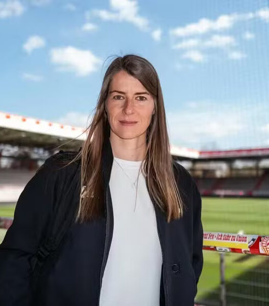 Marie-Louise Eta vai assumir como treinadora do Union Berlin até o final da temporada; é a primeira mulher nas principais ligas da Europa