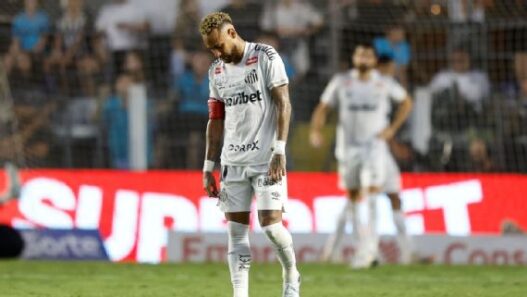 Neymar se envolve em polêmica após derrota do Santos na Vila Belmiro para o Fluminense