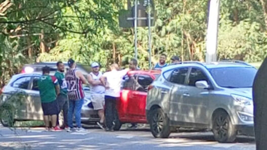 Torcida do Fluminense protesta no CT após resultados negativos