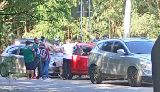 Torcida do Fluminense protesta no CT após resultados negativos