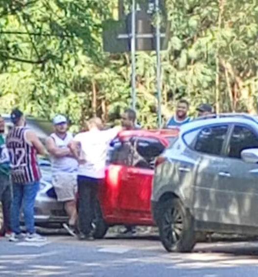 Torcida do Fluminense protesta no CT após resultados negativos