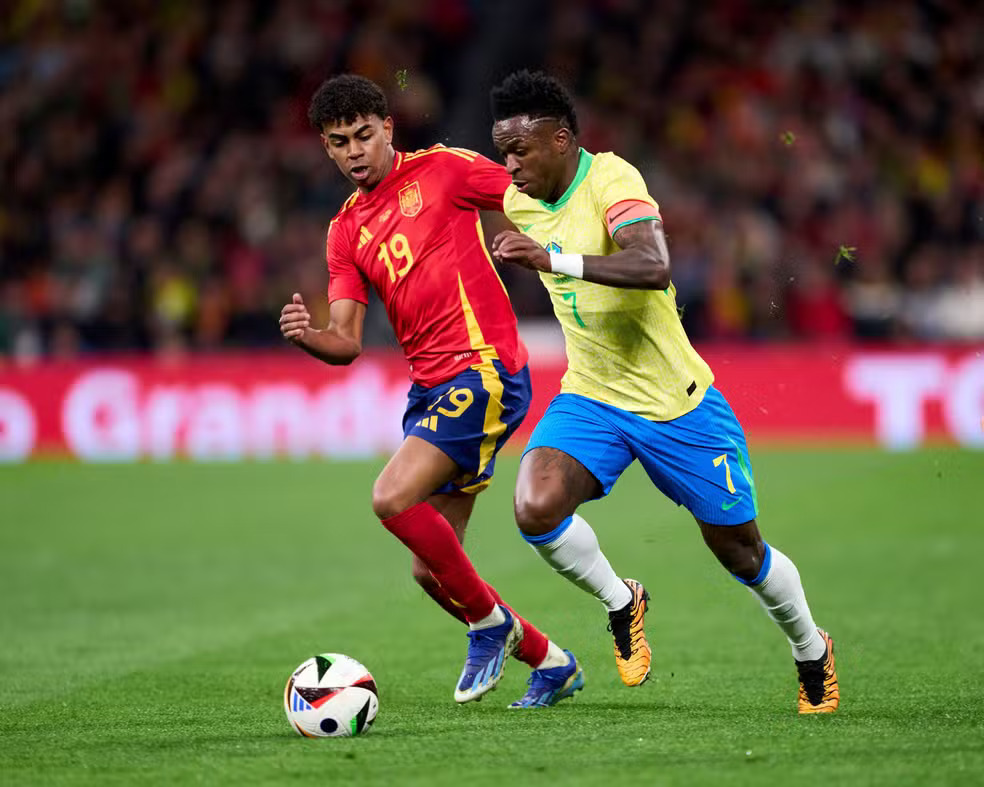 Vini Jr fala sobre racismo com Yamal: "Importante que ele fale, isso pode ajudar"