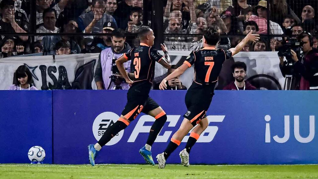 Diniz estreia com vitória no Corinthians em noite de Libertadores