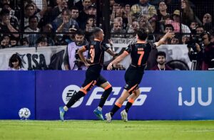 Diniz estreia com vitória no Corinthians em noite de Libertadores