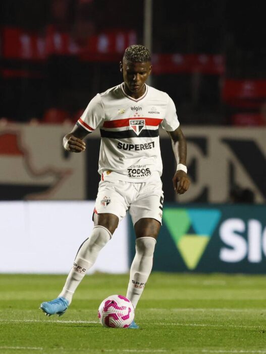Arboleda reaparece no São Paulo e fala com a diretoria