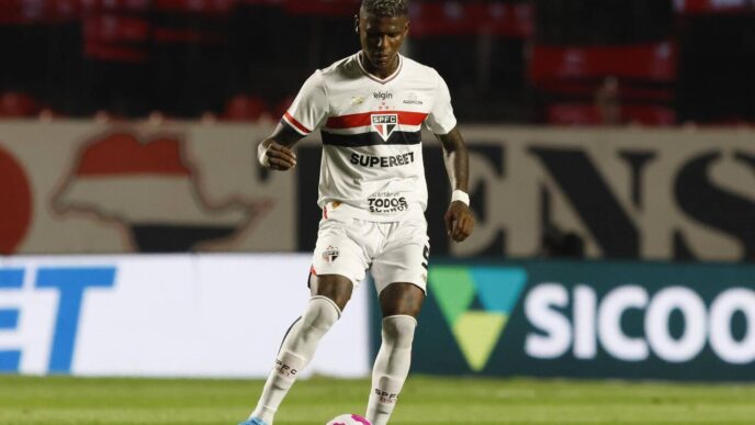 Arboleda reaparece no São Paulo e fala com a diretoria