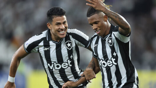 Danilo brilha, Botafogo bate o Racing e lidera na Sula