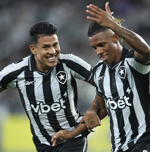 Danilo brilha, Botafogo bate o Racing e lidera na Sula