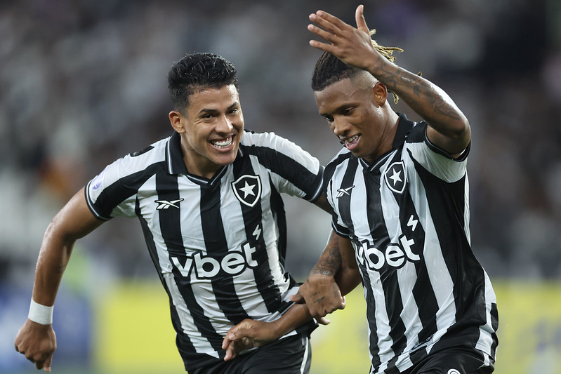 Danilo brilha, Botafogo bate o Racing e lidera na Sula