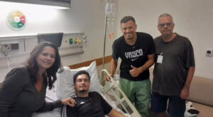 Hugo Moura, do Vasco, visita torcedor que perdeu visão de um olho por bala de borracha no Maracanã