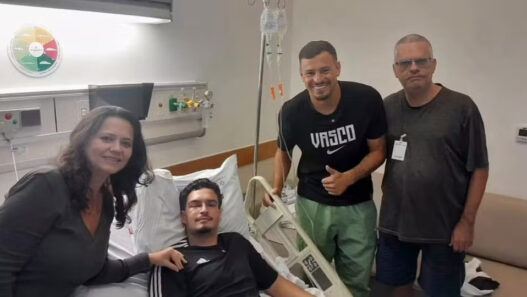 Hugo Moura, do Vasco, visita torcedor que perdeu visão de um olho por bala de borracha no Maracanã