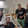 Hugo Moura, do Vasco, visita torcedor que perdeu visão de um olho por bala de borracha no Maracanã