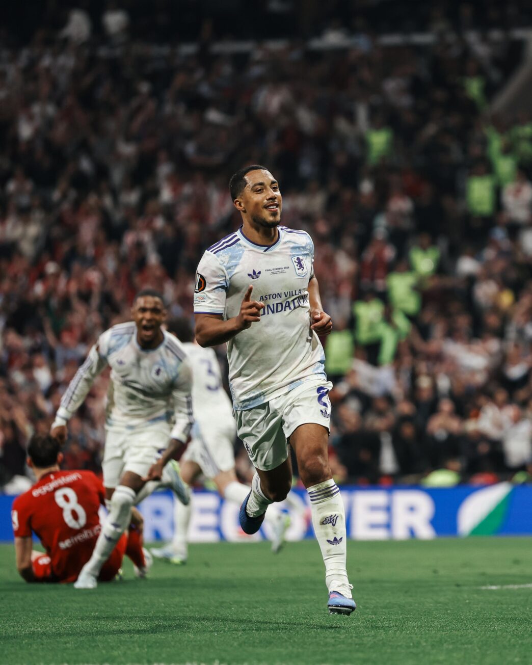 Aston Villa atropela o Freiburg e conquista de forma inédita a Europa League