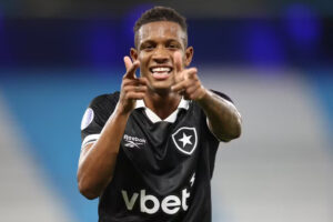 Danilo, do Botafogo, prioriza Palmeiras no Brasil, mas destino deve ser a Europa