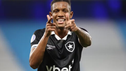 Danilo, do Botafogo, prioriza Palmeiras no Brasil, mas destino deve ser a Europa