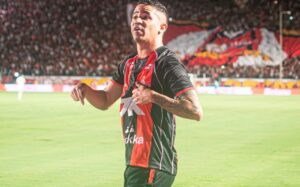 Erick faz golaço, Vitória anula o Flamengo, vence no Barradão e se classifica para as oitavas de final da Copa do Brasil