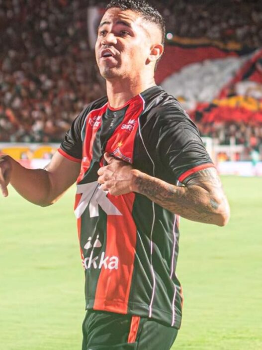 Erick faz golaço, Vitória anula o Flamengo, vence no Barradão e se classifica para as oitavas de final da Copa do Brasil