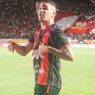 Erick faz golaço, Vitória anula o Flamengo, vence no Barradão e se classifica para as oitavas de final da Copa do Brasil