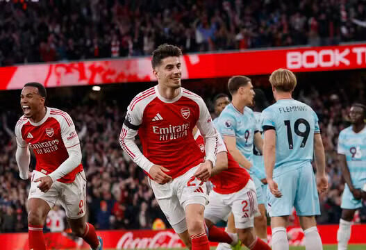 Arsenal vence e se aproxima do título da Premier League