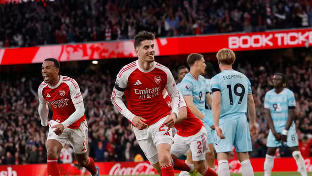 Arsenal vence e se aproxima do título da Premier League