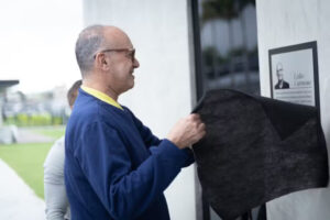 Vasco homenageia Lédio Carmona e batiza sala de imprensa do CT com seu nome