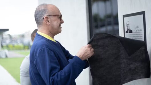 Vasco homenageia Lédio Carmona e batiza sala de imprensa do CT com seu nome