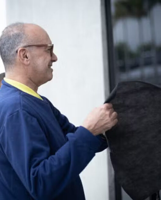 Vasco homenageia Lédio Carmona e batiza sala de imprensa do CT com seu nome