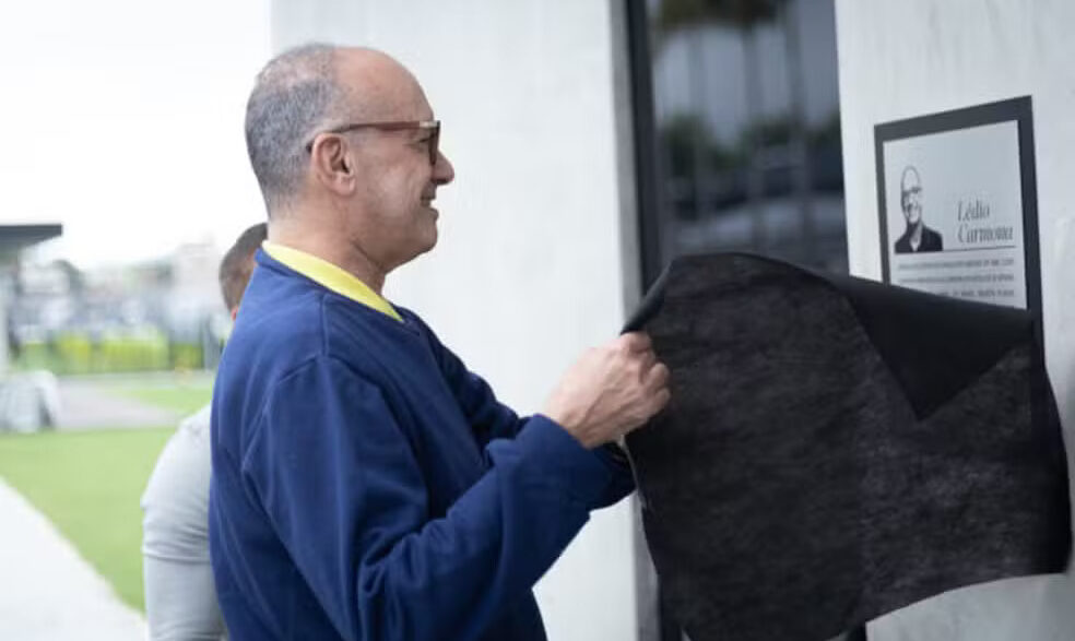 Vasco homenageia Lédio Carmona e batiza sala de imprensa do CT com seu nome