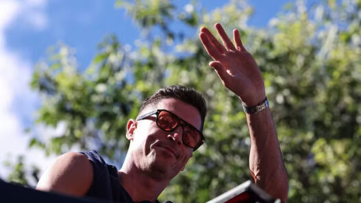 Lewandowski anuncia saída do Barcelona