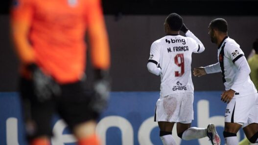 Matheus França desencanta, Vasco vence no Chile e lidera seu grupo na Sula