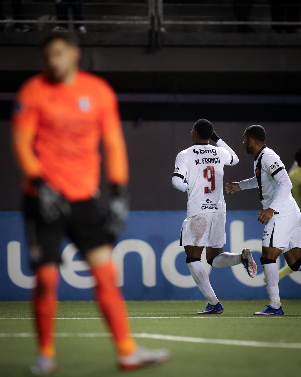 Matheus França desencanta, Vasco vence no Chile e lidera seu grupo na Sula