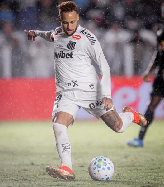 Imprensa internacional repercute atuação de Neymar contra o Bragantino: "Se recusa a desistir"