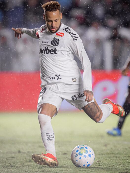 Imprensa internacional repercute atuação de Neymar contra o Bragantino: "Se recusa a desistir"