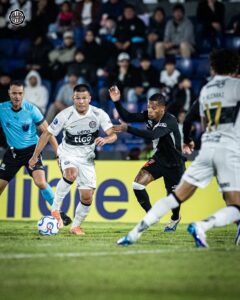 Vasco falha defensivamente, permite virada do Olimpia na Sula e se complica