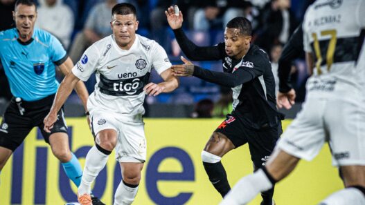 Vasco falha defensivamente, permite virada do Olimpia na Sula e se complica